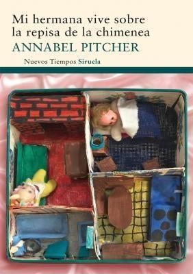 Mi hermana vive sobre la repisa de la chimenea (2012) by Annabel Pitcher